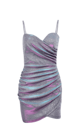 Glänzendes Kleid mit gekreuzten Trägern.